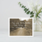 Het enige wat moeilijker is dan loslaten, is doorg briefkaart (Staand voorkant)