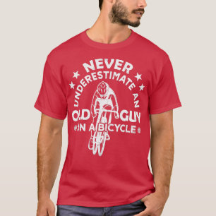 Het fietsen onderschat nooit een oude man op een f t-shirt