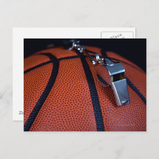 Het fluitje van een scheidsrechter ligt bovenop ee briefkaart (Voorkant / Achterkant)