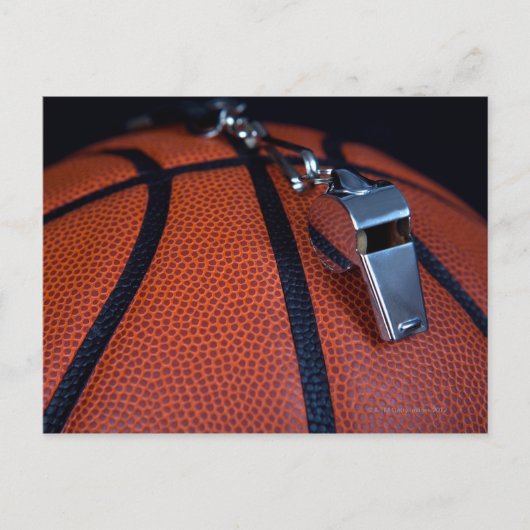 Het fluitje van een scheidsrechter ligt bovenop ee briefkaart (Voorkant)