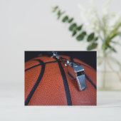 Het fluitje van een scheidsrechter ligt bovenop ee briefkaart (Staand voorkant)