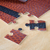 Het fluitje van een scheidsrechter ligt bovenop ee legpuzzel (Zijkant)