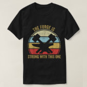 Het forge is sterk met deze schimmelsmid. t-shirt (Design voorkant)