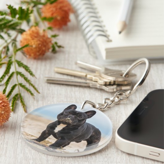 Het Franse Bulldog Spelen in de zand Sleutelhanger (Voorkant Rechts)