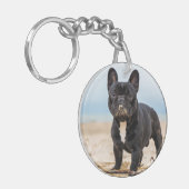Het Franse Bulldog Spelen in de zand Sleutelhanger (Voorkant Links)