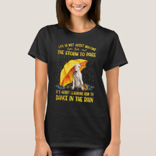 Het gaat over leren dansen in de Rain Bull T-shirt