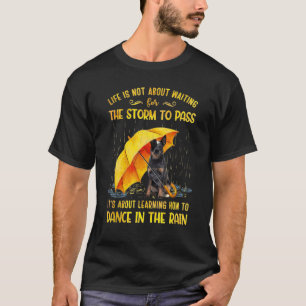Het gaat over leren hoe je moet dansen in de regen t-shirt