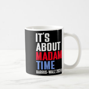 Het gaat over Madam Time Kamala Harris Tim W 2024 Koffiemok