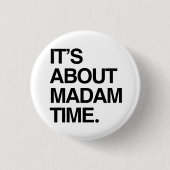 Het gaat over Madam Time Ronde Button 3,2 Cm (Voorkant)