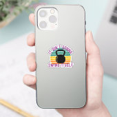 Het gaat zichzelf niet slingeren  Grappig Kettlebe Sticker (Telefoon)