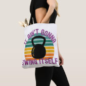 Het gaat zichzelf niet slingeren Grappig Kettlebe Tote Bag (Dichtbij)