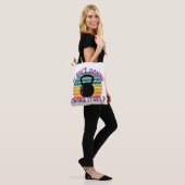 Het gaat zichzelf niet slingeren Grappig Kettlebe Tote Bag (Op model)