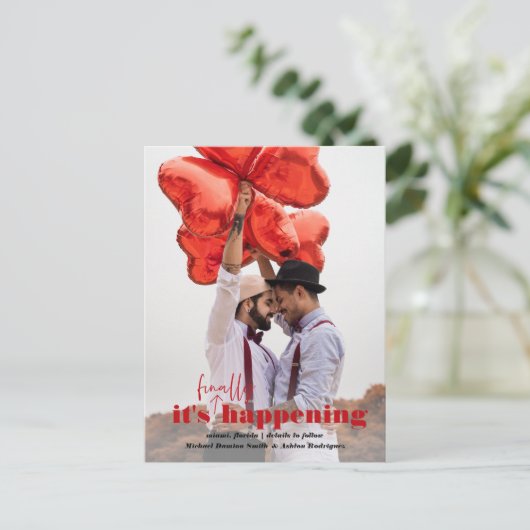 Het gebeurt | Fun Photo Verloving Aankondigingskaart (Staand voorkant)