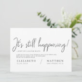 Het gebeurt nog steeds! Modern Chic Elegant Weddin Save The Date (Staand voorkant)