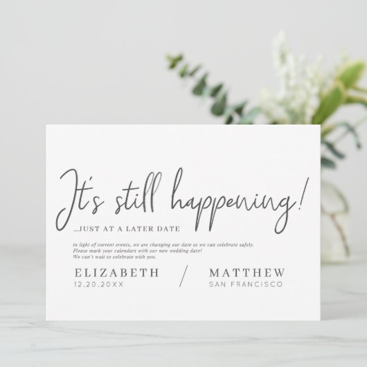 Het gebeurt nog steeds! Modern Chic Elegant Weddin Save The Date (Staand voorkant)