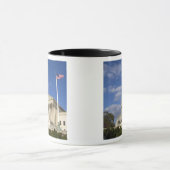 Het gebouw van het Amerikaanse Hooggerechtshof in Mok (Midden)