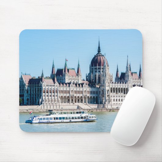 Het gebouw van het Hongaarse parlement in de stad  Muismat (Met muis)