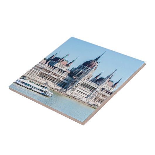 Het gebouw van het Hongaarse parlement in de stad  Tegeltje (Zijkant)