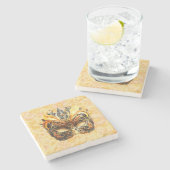 Het gele veermasker op bloemmotief stenen onderzetter (Zijkant)