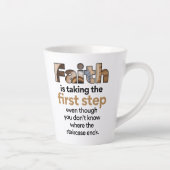 "Het geloof neemt de eerste stap..." Grafisch (1.B Latte Mok (Rechts)