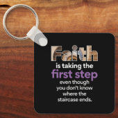 "Het geloof neemt de eerste stap..." Grafisch (3,W Sleutelhanger (Voorkant)