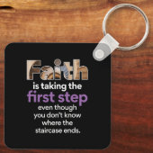 "Het geloof neemt de eerste stap..." Grafisch (3,W Sleutelhanger (Achterkant)