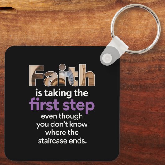 "Het geloof neemt de eerste stap..." Grafisch (3,W Sleutelhanger (Achterkant)