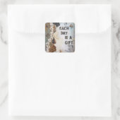 Het gemengde Citaat van Media elke dag is een Cade Vierkante Sticker (Tas)