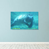 Het Gentle Manatee Canvas Afdruk (Insitu (Houten vloer))