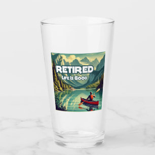 Het gepensioneerde leven is een goede rode kano glas