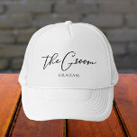 Het gepersonaliseerde camoufleerde camouflage mini trucker pet<br><div class="desc">Dit chemische,  eenvoudige groom pet kenmerkt jouw naam onder elegante zwarte typografie die de Groom lezen. Pas deze elegante,  moderne petten van het bruidsfeest aan voor uw bruiloft of vrijgezellenfeest.</div>