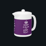 Het gepersonaliseerde KEEP CALM EN geeft Tekst op  Theepot<br><div class="desc">Een gepersonaliseerd paarse accent houdt kalm en draagt stijlgezegde op een douaneschenkje over. Heerlijk of onnozel probeer je creatieve woorden op de twee bewerkbare tekstlijnen. Denk eraan om KAPITAALletters voor de beste resultaten te gebruiken. De borduurlijke design zijn beschikbaar in een brede selectie van populaire kleurenopties. Gebruik de verbinding "Vraag...</div>