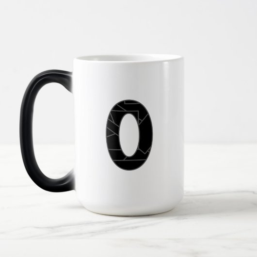 Het getal nul (0) in zwart magische mok (Links)