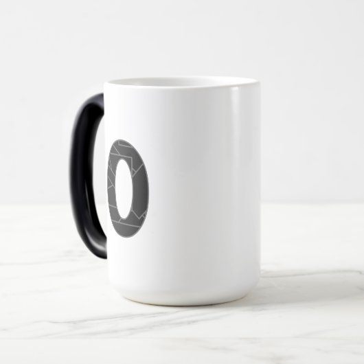 Het getal nul (0) in zwart magische mok (Voorkant links)