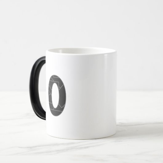 Het getal nul (0) in zwart magische mok (Voorkant links)