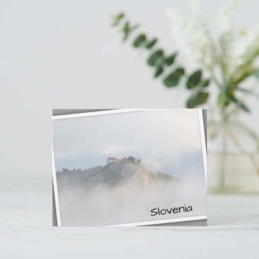 Het gevlekte kasteel omringd door wolken briefkaart (Staand voorkant)