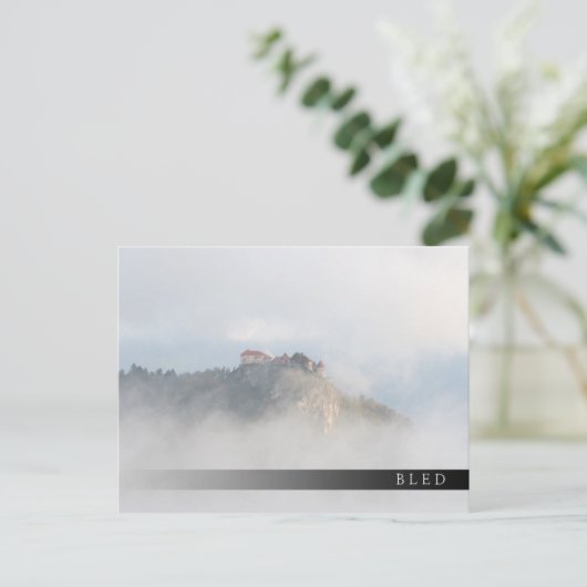 Het gevlekte kasteel omringd door wolken briefkaart (Staand voorkant)