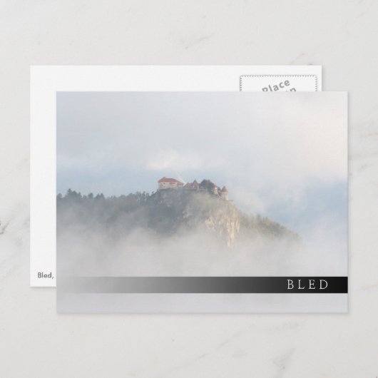 Het gevlekte kasteel omringd door wolken briefkaart (Voorkant / Achterkant)