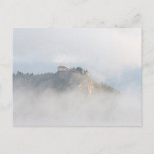 Het gevlekte kasteel omringd door wolken briefkaart