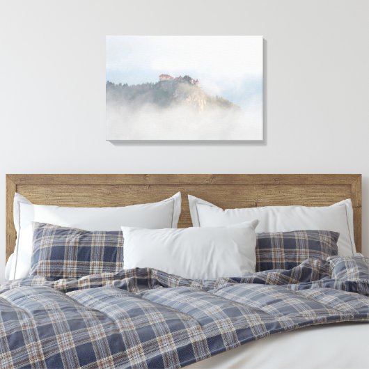Het gevlekte kasteel omringd door wolken canvas afdruk (Insitu (Slaapkamer))