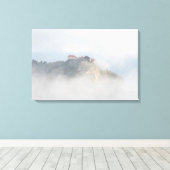 Het gevlekte kasteel omringd door wolken canvas afdruk (Insitu (Houten vloer))