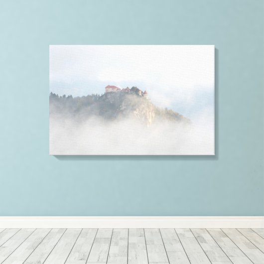 Het gevlekte kasteel omringd door wolken canvas afdruk (Insitu (Houten vloer))