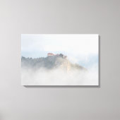 Het gevlekte kasteel omringd door wolken canvas afdruk (Voorkant)