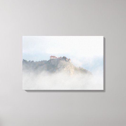 Het gevlekte kasteel omringd door wolken canvas afdruk (Voorkant)