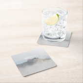 Het gevlekte kasteel omringd door wolken kartonnen onderzetters (Insitu)