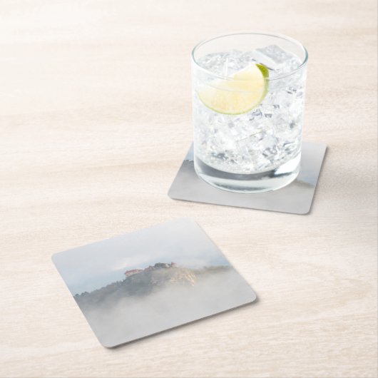 Het gevlekte kasteel omringd door wolken kartonnen onderzetters (Insitu)