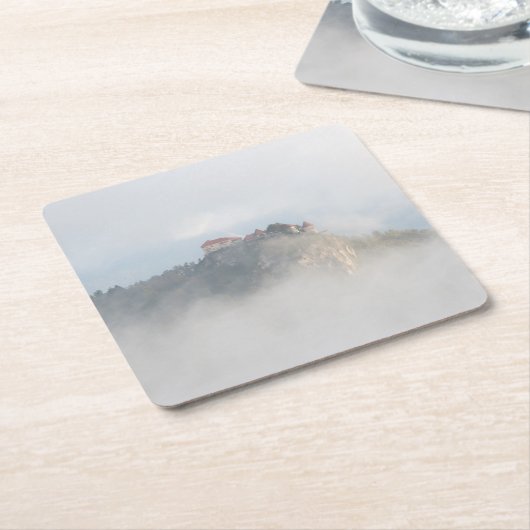 Het gevlekte kasteel omringd door wolken kartonnen onderzetters (Schuin)