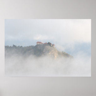 Het gevlekte kasteel omringd door wolken poster