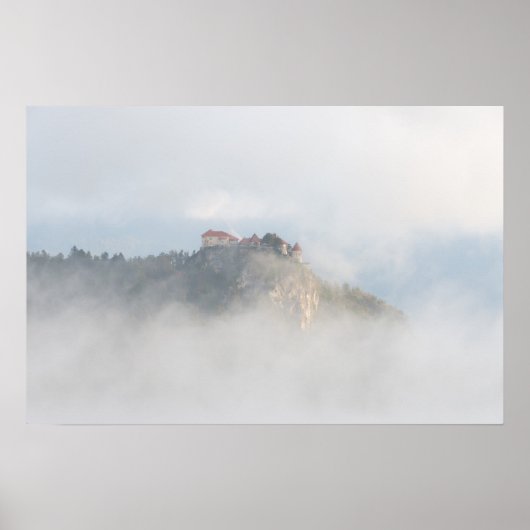 Het gevlekte kasteel omringd door wolken poster (Voorkant)