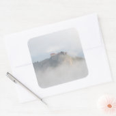 Het gevlekte kasteel omringd door wolken vierkante sticker (Envelop)